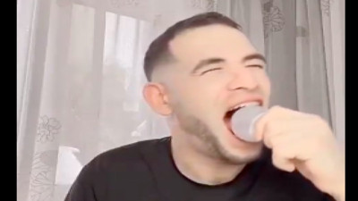 Etkileşim için ağzına ampul soktu