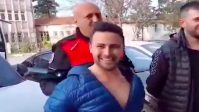 Zanlı adliyeye sevk edilirken kameralara gülümseyerek "Ben öldürdüm, az yakışıklı çıkalım" diyerek poz verdi