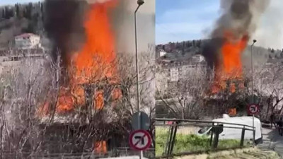 Tek katlı ahşap bina alev alev yandı. Göçmenleri komşuları kurtardı
