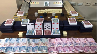 Aranan şahıs kumar oynarken yakalandı