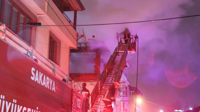 Evin çatısı küle döndü. 1 kişi yaralandı