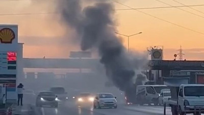 Seyir halindeki otomobil alev alev yandı (03 Şubat 2024)