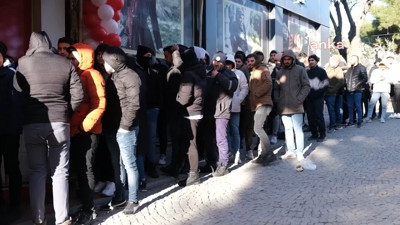 Eksi 3 derecede ucuz kıyafet kuyruğu