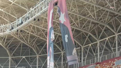 Atatürk’ün yırtık posteri aylardır stadyumda öylece duruyor: “AKP’nin Atatürk düşmanlığını yansıtıyor”