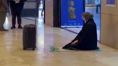 Yakınlarda cami olmasına rağmen gitti müzenin girişinde namaz kıldı