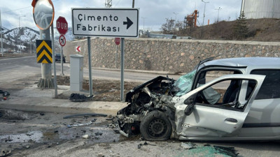 Otomobil ile servis minibüsü çarpıştı: 4 yaralı