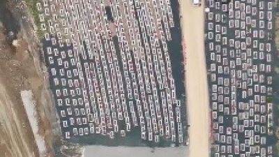 Hatay'daki deprem mezarlığı, 6 Şubat yıl dönümünde Türk bayraklarıyla donatıldı