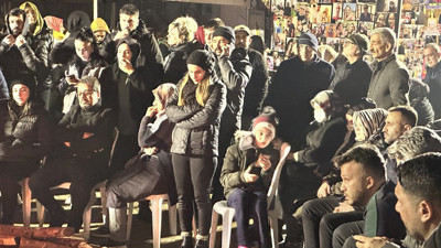 Depremzedeler yıkılan Ebrar Sitesi'nin bulunduğu alanda ölen yakınlarını andı: Herkesin acısı aynı