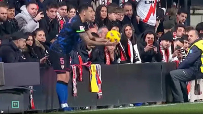 Dünyanın gözü önünde tarihi skandal. Yıldız futbolcuya müstehcen hareket kamerada