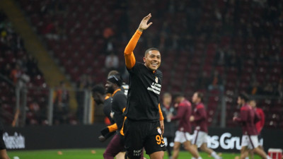 Galatasaray taraftarından Carlos Vinicius'a hoşgeldin üçlüsü