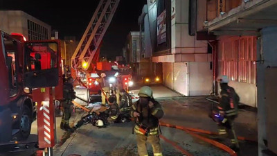 Ümraniye'de mum imalathanesinde yangın