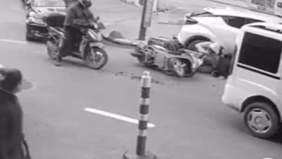 İki aracın arasından geçmeye çalışan kurye yere savruldu