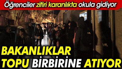 Öğrenciler zifiri karanlıkta okula gidiyor. Bakanlıklar topu birbirine atıyor