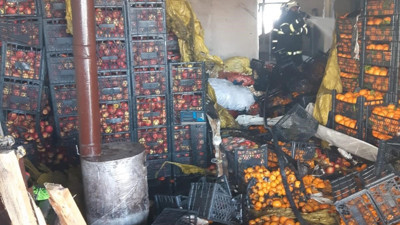 Kars sebze halinde yangın: Meyveler çöp oldu