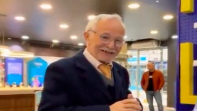 Yaşlı amcanın, beklemediği anda iltifat alınca yaşadığı tatlı mahcubiyet gülümsetti
