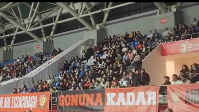 Eczacıbaşı çeyrek final için sahaya çıktı. Taraftarlar tribünleri doldurdu