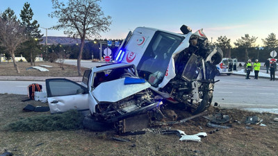 Ambulans ile otomobil birbirine girdi: 2'si sağlık personeli 3 yaralı