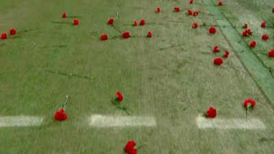 Gaziantep FK-Fenerbahçe karşılaşmasında duygulandıran anlar: 4. dakika 17. saniyede “Sesimi Duyan Var Mı?” anonsuyla karanfil attılar