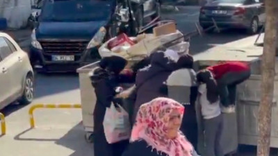 Marketin çöpe attığı ürünleri çöpten almak için birbirleriyle yarışan vatandaşlar...