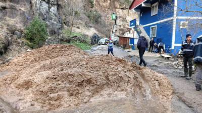 Yamaçtan koptu mahalleyi teğet geçti. Sel suları gevşetmişti