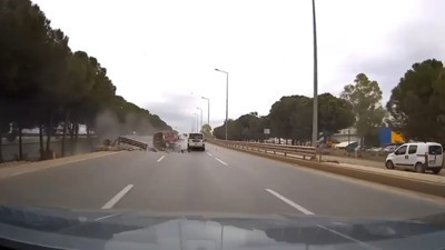 Bariyerlere giren araç hurdaya döndü, sürücü öldü