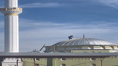 70'lik dede caminin kubbesine tırmandı! Köylüler gözlerine inanamadı