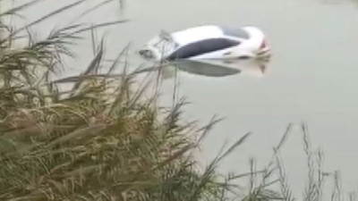 Bir otomobil Asi Nehri’ne uçtu