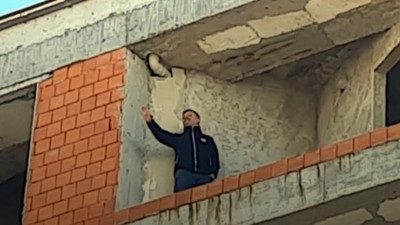 Belediyeden atılan işçi intihar için inşaata çıktı
