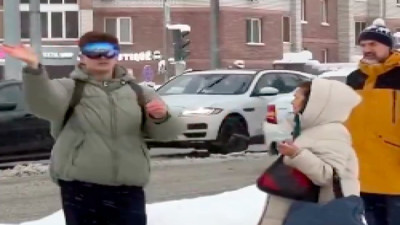 Kayak gözlüğü takarak sokaktakileri akıllı gözlük kullanıyormuş gibi trolleyen genç gündem oldu