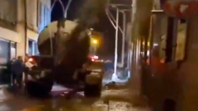 Fransız çiftçiler, siyasilerin evini gübreyle kapladı, protesto gündemi sarsıyor