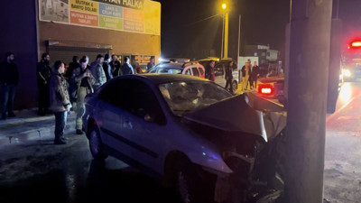 Alkollü sürücü yön tabelasına çarptı. 3 kişi araçta sıkıştı