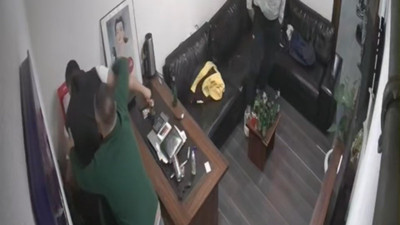 Oturduğu koltukta kurşunu yedi istifini bile bozmadı! Ağzı burnu da kırıldı