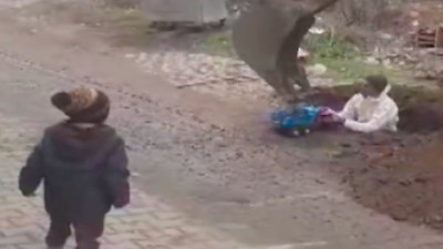 Minik Barlas, işçilerden oyuncak kamyonuna kum doldurmalarını istedi. Ortaya yürek ısıtan görüntüler çıktı