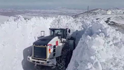 Hakkari'de kar kalınlığı iş makinelerinin boyunu aştı