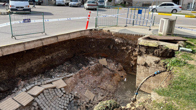 Kaldırım çöktü, faciadan dönüldü