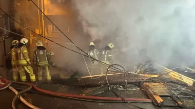 Tahta ve plastik yüklü kamyonette yangın