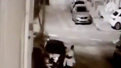 Ataşehir'de balkonda asılı halının çalınma anı kamerada