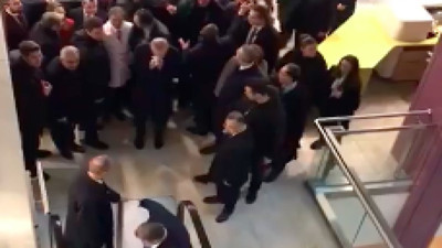 Cumhurbaşkanı Erdoğan'ın burnunu silmesini bekleyen koca adamlar gündem oldu