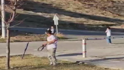 6 Afgan, 2 kişinin önünü kesip bıçak ve kemerle saldırdı. O anlar kamerada