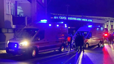 Otomobil durakta bekleyenlerin arasına daldı