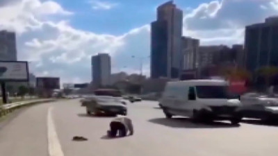 İstanbul'da trafiğin aktığı caddede hem kendi hayatını hem de başkalarının hayatını riske atıp cadde ortasında namaz kıldı