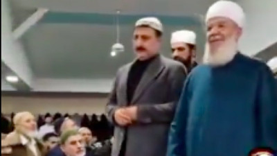 Avrupa seyahatindeki Menzil Şeyhi'ni gören müritlerin çıkardıkları ilginç sesler tartışma konusu oldu