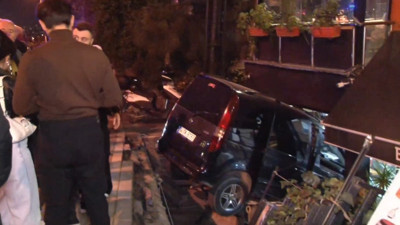 Direksiyon hakimiyetini kaybetti restorana girdi. 2 kişi yaralı