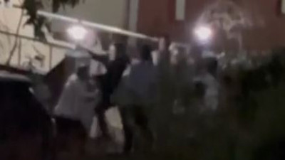 Komşusunun kafasında süs lambasını kırdı