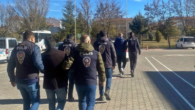 Dolandırıcılık ve veri hırsızlığından aranan 4 şahıs tutuklandı