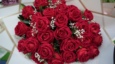 Çiçeğe kallavi zam geldi! Sevgilisine çiçek almak isteyenin cebi yanacak...