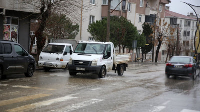 Keşan'da sağanak trafiği felç etti