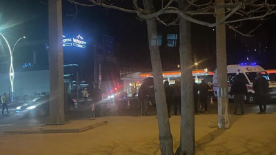 Tıra yaslandığında sürücü fark etmedi. Tır çalıştığında hayatını kaybetti