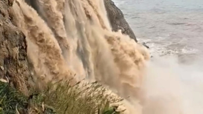 Antalya'da etkili olan sağanak sonrası Düden Şelalesi kahverengiye döndü