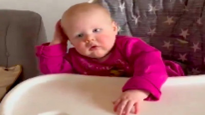 Kendi doğum gününü dertli dertli izleyen bebek görenleri güldürdü